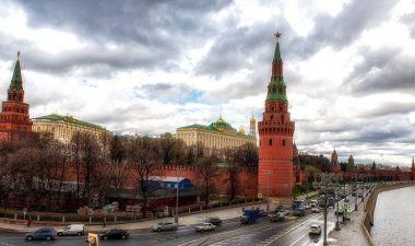 Moskova Kremlin Sofiyskaya setin nehir und üzerinde göster.