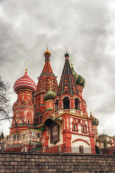 Cattedrale di San Basilio Mosca in una giornata nuvolosa, Russia — Foto Stock