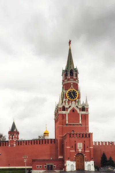 İşçinin Tower Kızıl Meydan Moskova Rusya — Stok fotoğraf