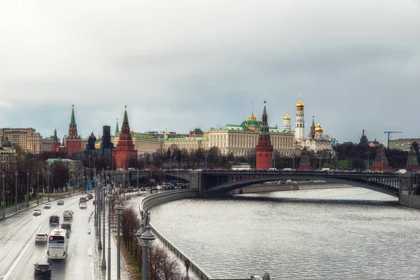 Blick auf den Moskauer Kreml von der Patriarchenbrücke — Stockfoto