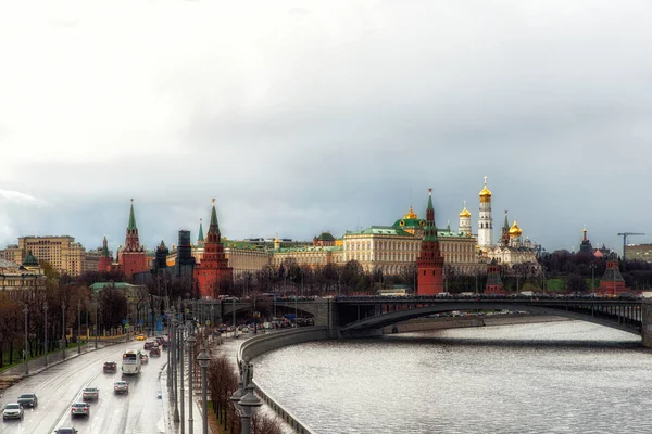 Vista del Kremlin de Moscú desde el puente Patriarshiy — Foto de Stock