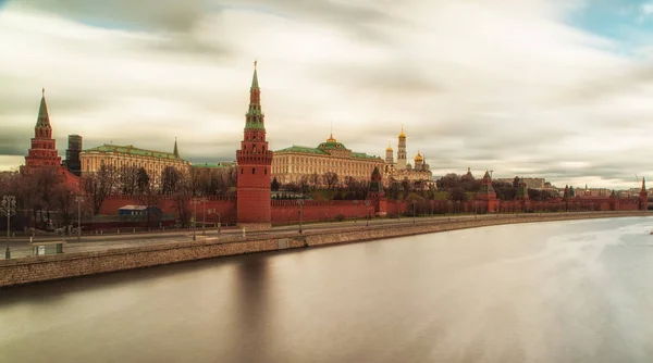 Вид на Московский Кремль с Софийской набережной через реку — стоковое фото