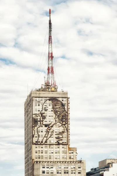 Изображение Евы Перон на общественном здании — стоковое фото