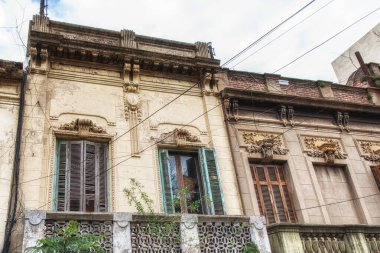 Buenos Aires 'teki pencereler. Monserrat bölgesinde dekore edilmiş pencereler