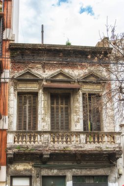 Buenos Aires 'teki pencereler. Monserrat bölgesinde dekore edilmiş pencereler