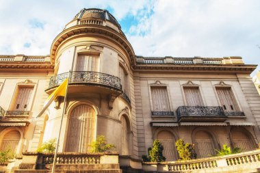 Buenos Aires 'teki pencereler. Monserrat bölgesinde dekore edilmiş pencereler