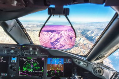 Andes Dağların üzerinden uçan