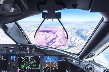 Andes Dağların üzerinden uçan