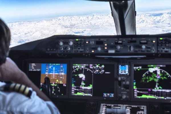 Piloterna i cockpit - förbereda för landning — Stockfoto