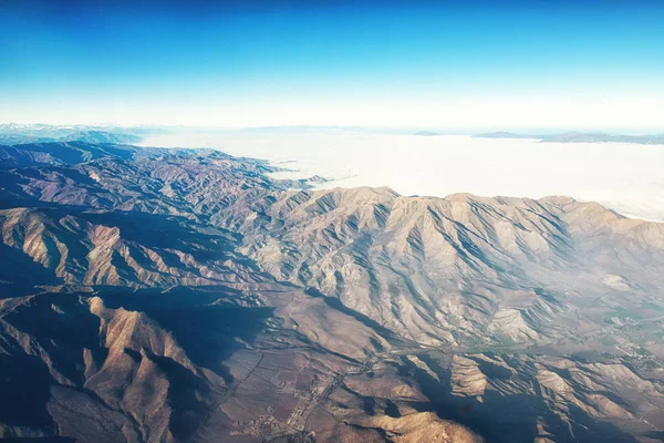 산이 내려다 보이는 안데스산맥, 산티아고 로 접근하는 모습 — 스톡 사진