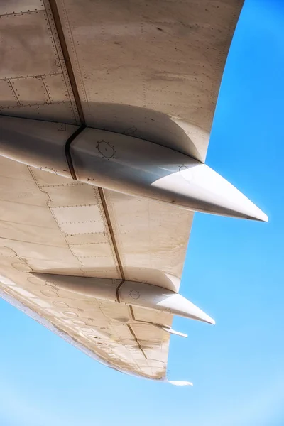 Below an Aircraft Wing — ストック写真