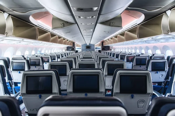 Cabina interior de un avión de pasajeros moderno (cuerpo ancho) — Foto de Stock