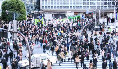Shibuya, Tokyo 'da karşıdan karşıya geçen bir grup insan. 