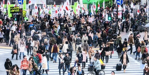 Grupo de personas cruzando la calle en shibuya, tokyo — Foto de Stock