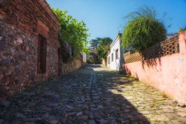 Colonia del Sacramento, Uruguay 'da sakin bir asfalt sokak.