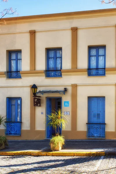 Coloridas casas coloniales en Colonia del Sacramento, Uruguay, Sou —  Fotos de Stock