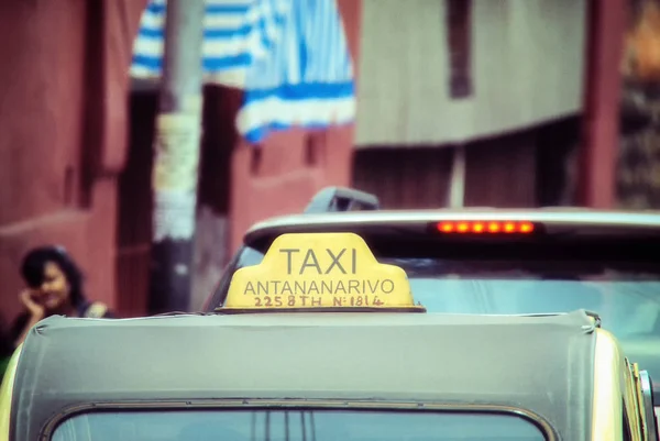 马达加斯加、塔那那利佛、中部、出租车顶部的出租车标志 — 图库照片