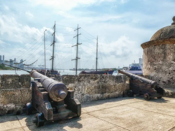 Cannons In The Old City Of Cartagena With The New City In The Ba — Stock Photo, Image