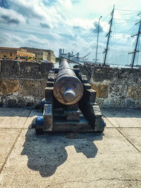 卡塔赫纳古城的大炮与巴城的新城 — 图库照片