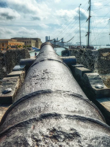 Cañones en la Ciudad Vieja de Cartagena con la nueva ciudad en el Ba —  Fotos de Stock