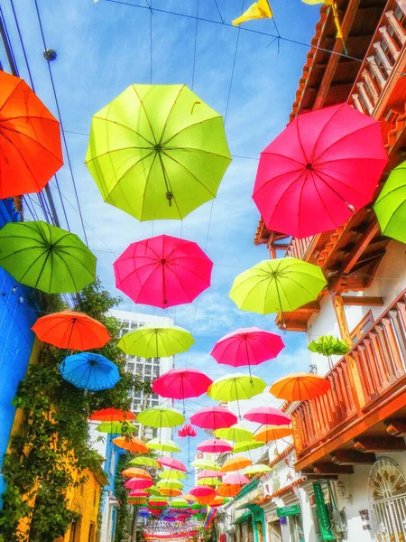 Rua com guarda-chuvas no bairro Getsemani em Cartagena de — Fotografia de Stock
