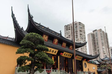 Jade Buddha Tapınağının dış cephesi (1882) Şangay, Çin 'de kuruldu. Budizm modern liberal Çin 'de yeniden canlanıyor..