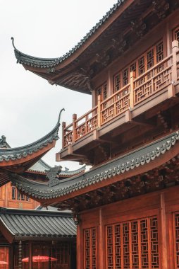 Yeşim Buddha Tapınağı, Şangay 'da bir Budist tapınağı. 1882 'de Burma' dan deniz yoluyla Şangay 'a getirilen iki Yeşim Buddha heykeliyle kuruldu..