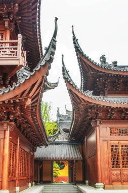 Yeşim Buddha Tapınağı, Şangay 'da bir Budist tapınağı. 1882 'de Burma' dan deniz yoluyla Şangay 'a getirilen iki Yeşim Buddha heykeliyle kuruldu..