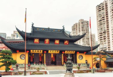 Jade Buddha Tapınağının dış cephesi (1882) Şangay, Çin 'de kuruldu. Budizm modern liberal Çin 'de yeniden canlanıyor..