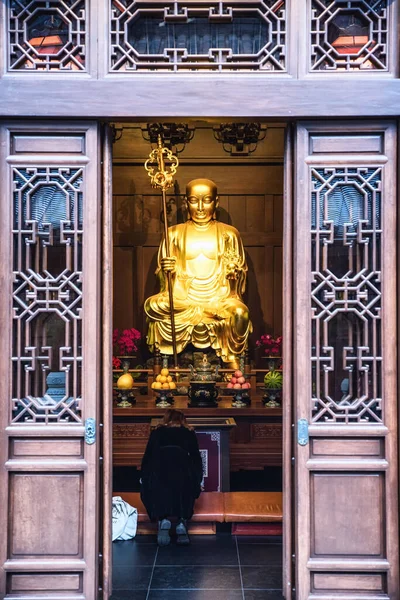 Menschen Verehren Eine Goldene Buddha Statue Jade Buddha Tempel Shanghai — Stockfoto