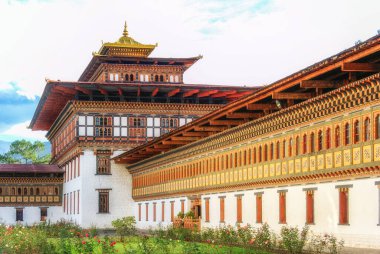 Paro Dzong, 16. yüzyılın ortaçağ kalesi ve Budist manastırı, Bhutan 'da Tibet tarzının geleneksel mimarisinin bir örneği..