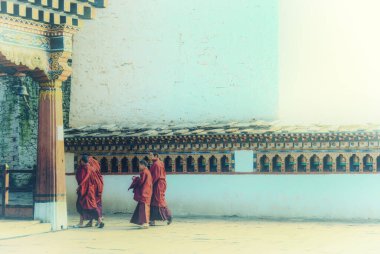 Bhutan, Paro, Rinpung Dzong. 15. yüzyıl Budist manastırı ve kalesinde rahibe rahipleri. UNESCO 'ya Katılım İçin Geçici Liste.