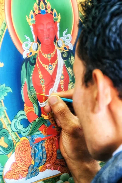 ブータンのティンプーにある美術学校で彼のスキルを実践している若いアーティスト — ストック写真