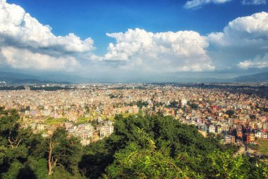 Arkasında dağlar olan Katmandu Vadisi manzarası