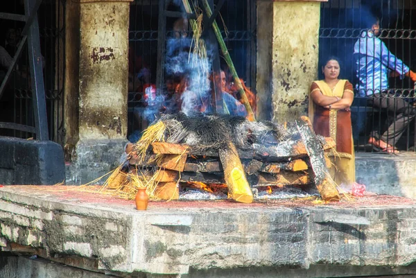 Katmandú Nepal Octubre 2012 Rituales Cremación Hindú Orillas Del Río — Foto de Stock