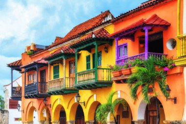 Kolombiya 'nın Cartagena de Indias şehrinin içinde, Plaza de los Coches' ta ahşap balkonları olan renkli İspanyol sömürge binaları. Unesco Dünya Mirası Bölgesi.