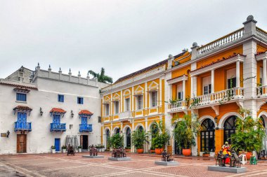 Cartagena, Kolombiya - 14 Ekim 2019: Kolombiya 'nın Cartagena de Indias şehrindeki Plaza de los Coches' ta ahşap balkonlu renkli İspanyol sömürge binaları. UNESCO dünya mirası sahası.