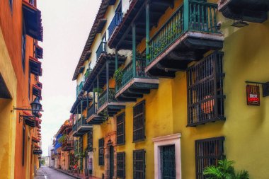 Kolombiya 'nın Cartagena de Indias şehrinin içinde, Plaza de los Coches' ta ahşap balkonları olan renkli İspanyol sömürge binaları. Unesco Dünya Mirası Bölgesi.