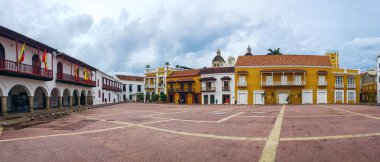 Cartagena de Indias, Kolombiya 'da araba meydanı. Şehrin en merkezi plazasıdır, arka planında katedral bulunan İspanyol sömürge mimari tarzı..