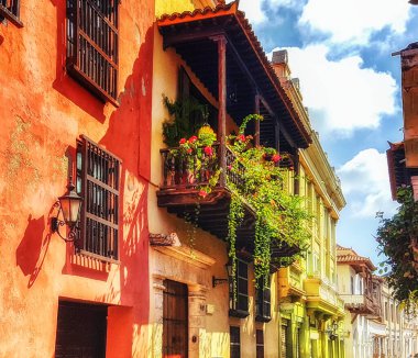Kolombiya 'nın Cartagena de Indias şehrinin içinde, Plaza de los Coches' ta ahşap balkonları olan renkli İspanyol sömürge binaları. Unesco Dünya Mirası Bölgesi.