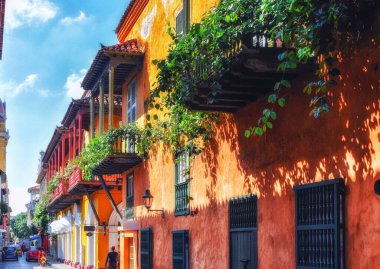 Kolombiya, Cartagena 'da balkonları begoninvillia ile kaplı bir cadde..