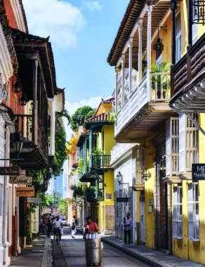 Cartagena, Kolombiya - 14 Ekim 2019: Kartagena Kolombiya 'nın duvarlarla çevrili şehrinde sokaklar