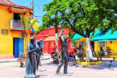 Cartagena, Kolombiya - 14 Ekim 2019: Getsemani, Cartagena, Kolombiya 'da Iglesia de la Trinidad dışındaki heykeller