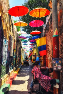 Cartagena, Kolombiya - 14 Ekim 2019: Kartagena, Kolombiya 'da her iki tarafında tarihi sömürge evleri olan bir caddenin tipik sokak sahnesi