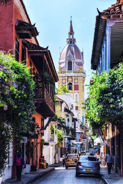 Cartagena, Kolombiya - 14 Ekim 2019: Kartagena, Kolombiya 'da balkonlu güzel bir kilise kulesi olan bir cadde