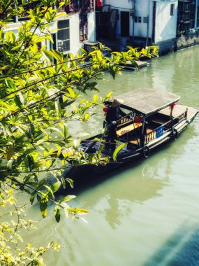 Zhujiajiao, Çin - 15 Kasım 2019: Zhujiajiao, Şangay 'ın Qingpu bölgesinde yer alan antik bir su kasabasıdır. Çin genelinde iyi bilinen ve hem yerli hem de yabancı turistlerle Şangay 'dan popüler bir kaçış yolu. Kasabada bir histor var.
