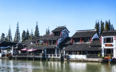 Zhujiajiao, Çin - 15 Kasım 2019: Zhujiajiao, Şangay 'ın Qingpu bölgesinde yer alan antik bir su kasabasıdır. Çin genelinde iyi bilinen ve hem yerli hem de yabancı turistlerle Şangay 'dan popüler bir kaçış yolu. Kasabada bir histor var.