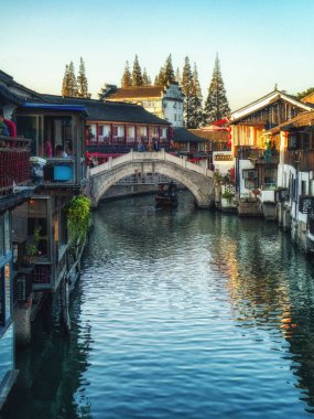 Zhujiajiao, Çin - 15 Kasım 2019: Çin 'in Qingpu bölgesindeki Zhujiajiao antik kanal kasabası. Eski köprüleriyle ünlü olan kasaba 60.000 kişiye ev sahipliği yapıyor ve en az 1700 yıl öncesine dayanan bir geçmişi var..