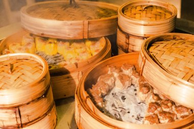 Hong Kong 'daki Çin restoranında bambu sepeti içinde Çin yemeği.