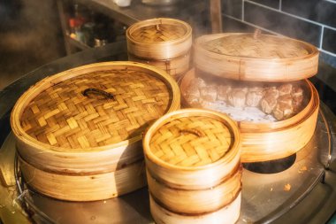 Hong Kong 'daki Çin restoranında bambu sepeti içinde Çin yemeği.